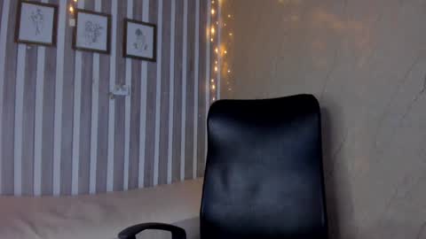 Snapshot of sabrinahims_ chatting on 02-06-25, 01:16 mariana online show from 02-06-25, 01:16