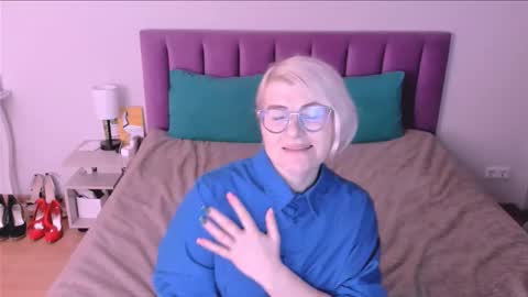 Sabrina MacMarren online show from 10-24-25, 08:49