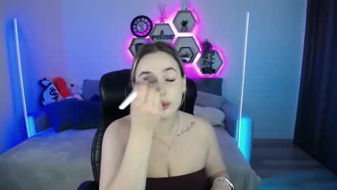 Snapshot of sabrinviolet chatting on 09-13-25, 08:03 Sabrina Violet online show from 09-13-25, 08:03