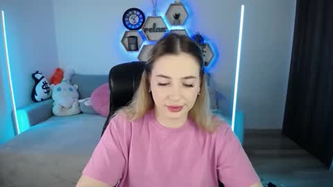 Snapshot of sabrinviolet chatting on 10-17-25, 08:17 Sabrina Violet online show from 10-17-25, 08:17