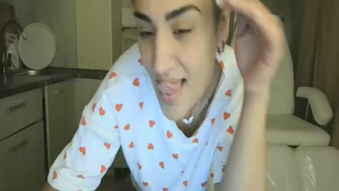 Snapshot of safari_xx chatting on 11-21-25, 02:05 Queen online show from 11-21-25, 02:05