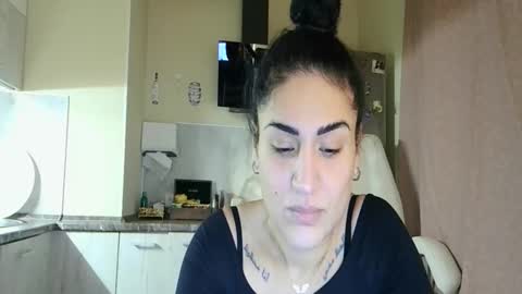 Snapshot of safari_xx chatting on 11-24-25, 03:01 Queen online show from 11-24-25, 03:01