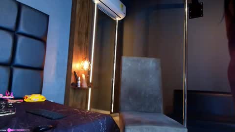 Snapshot of safiro_blue chatting on 11-12-25, 01:33 SARA online show from 11-12-25, 01:33