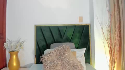 Snapshot of sagirabelle chatting on 10-22-25, 06:18 Sagira Belle online show from 10-22-25, 06:18