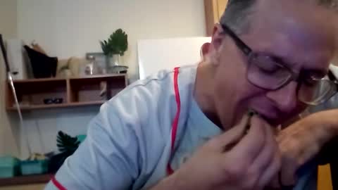 Snapshot of salis1981 chatting on 10-27-25, 05:28 salis1981 online show from 10-27-25, 05:28