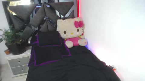 Snapshot of salo_hot01 chatting on 02-18-25, 02:05 SALO HOT online show from 02-18-25, 02:05