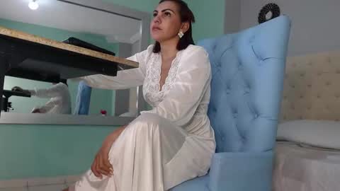 Snapshot of salome_aguilar chatting on 09-17-25, 01:02 Isabel online show from 09-17-25, 01:02
