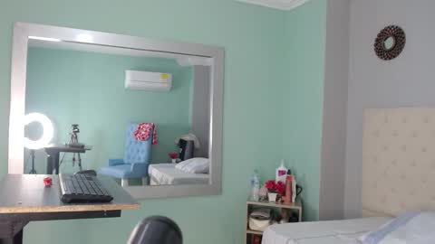 Snapshot of salome_aguilar chatting on 09-20-25, 01:01 Isabel online show from 09-20-25, 01:01