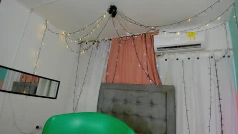 Snapshot of salome_domi chatting on 12-17-25, 06:47 salome online show from 12-17-25, 06:47