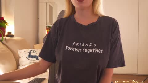 Snapshot of saltedhoney chatting on 12-13-24, 09:09 IsaBella- online show from 12-13-24, 09:09