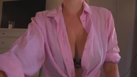 Snapshot of saltedhoney chatting on 09-13-25, 03:56 IsaBella- online show from 09-13-25, 03:56