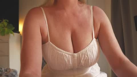 Snapshot of saltedhoney chatting on 05-21-26, 10:11 IsaBella- online show from 05-21-26, 10:11