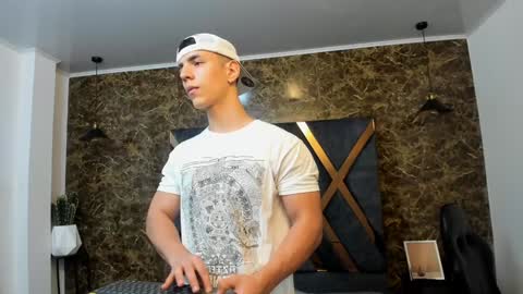 Snapshot of salvatore_damore chatting on 01-10-25, 02:13 SALVATORE online show from 01-10-25, 02:13