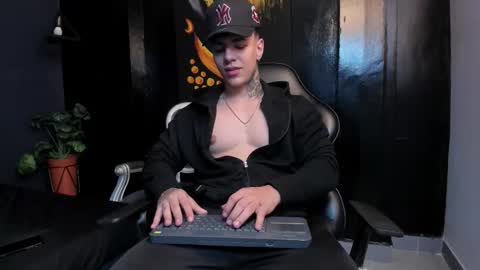 Snapshot of salvatore_damore chatting on 10-14-25, 05:36 SALVATORE online show from 10-14-25, 05:36
