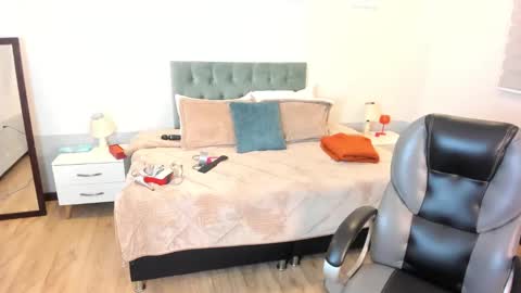 Snapshot of sam_and_molly chatting on 01-27-25, 07:24 Sam and Molly online show from 01-27-25, 07:24