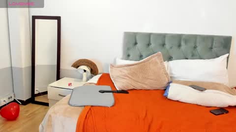 Snapshot of sam_and_molly chatting on 01-31-25, 01:22 Sam and Molly online show from 01-31-25, 01:22