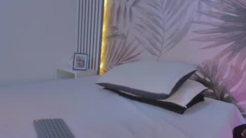 Snapshot of samaantha_white_ chatting on 09-17-25, 11:34 Samaantha online show from 09-17-25, 11:34