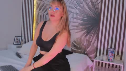 Snapshot of samaantha_white_ chatting on 10-20-25, 11:54 Samaantha online show from 10-20-25, 11:54
