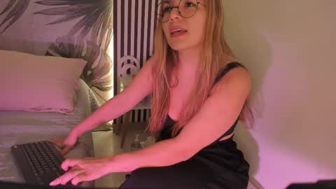 Snapshot of samaantha_white_ chatting on 02-11-26, 11:37 Samaantha online show from 02-11-26, 11:37