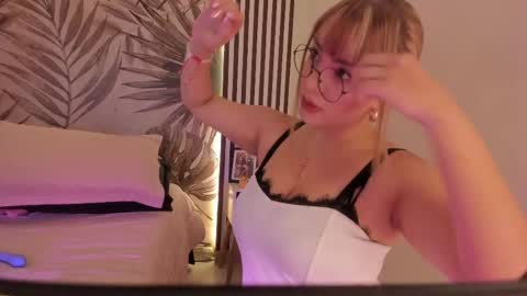 Snapshot of samaantha_white_ chatting on 05-09-26, 11:37 Samaantha online show from 05-09-26, 11:37