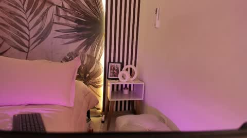Snapshot of samaantha_white_ chatting on 05-28-26, 11:18 Samaantha online show from 05-28-26, 11:18