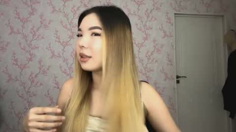 Snapshot of sammiesilvis chatting on 02-23-26, 07:17 Elina online show from 02-23-26, 07:17