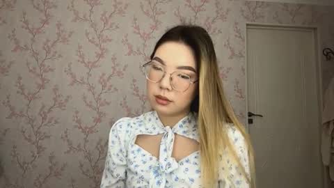 Snapshot of sammiesilvis chatting on 03-04-26, 09:04 Elina online show from 03-04-26, 09:04