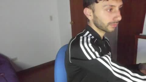 Snapshot of santi_mateo chatting on 03-09-25, 04:05 Santi online show from 03-09-25, 04:05