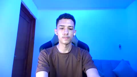 santi_twink19 online show from 02-01-25, 12:07