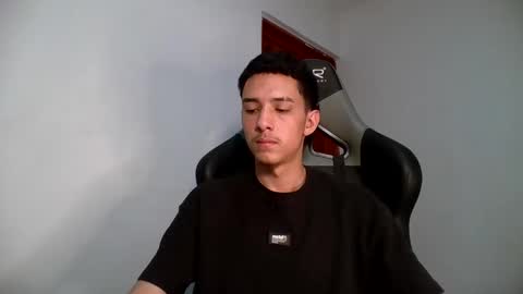 santi_twink19 online show from 02-13-25, 12:46