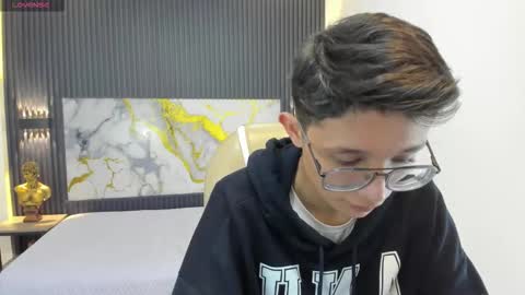 Snapshot of santiago_russo18 chatting on 09-15-25, 01:00 santiago_russo18 online show from 09-15-25, 01:00