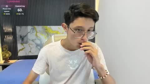 Snapshot of santiago_russo18 chatting on 09-30-25, 12:32 santiago_russo18 online show from 09-30-25, 12:32
