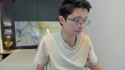 Snapshot of santiago_russo18 chatting on 10-18-25, 12:06 santiago_russo18 online show from 10-18-25, 12:06