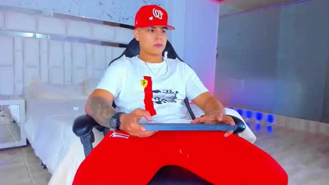 Snapshot of santiagoreyesft chatting on 11-28-25, 06:05 Santi Reyes online show from 11-28-25, 06:05