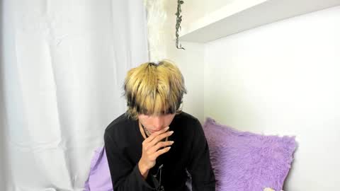 Snapshot of santy_kitty chatting on 12-15-24, 03:24 kitty online show from 12-15-24, 03:24