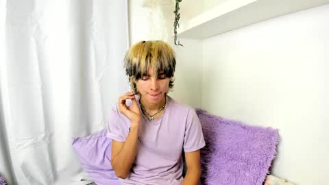 Snapshot of santy_kitty chatting on 12-17-24, 03:17 kitty online show from 12-17-24, 03:17