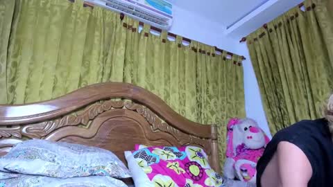 Snapshot of santy_kitty chatting on 12-30-24, 10:23 kitty online show from 12-30-24, 10:23