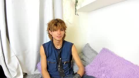 Snapshot of santy_kitty chatting on 02-21-25, 03:23 kitty online show from 02-21-25, 03:23