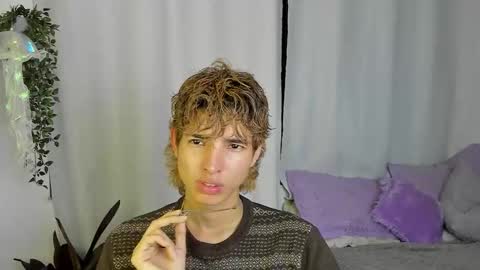 Snapshot of santy_kitty chatting on 09-29-25, 02:49 kitty online show from 09-29-25, 02:49