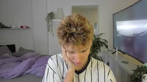 Snapshot of santy_kitty chatting on 10-28-25, 01:20 kitty online show from 10-28-25, 01:20