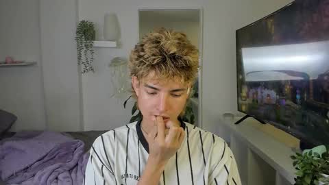 Snapshot of santy_kitty chatting on 11-08-25, 02:01 kitty online show from 11-08-25, 02:01