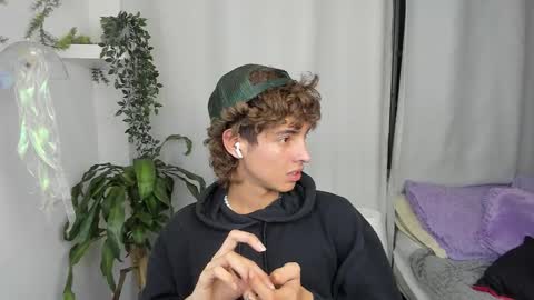 Snapshot of santy_kitty chatting on 12-18-25, 03:45 kitty online show from 12-18-25, 03:45