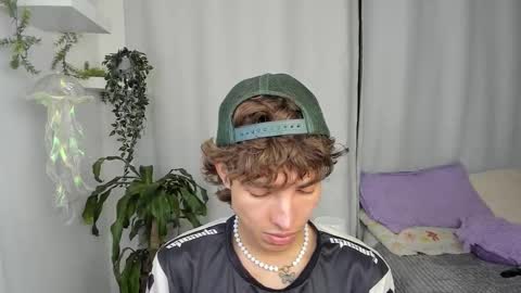 Snapshot of santy_kitty chatting on 12-22-25, 12:40 kitty online show from 12-22-25, 12:40