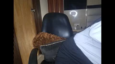 Snapshot of sanvi13 chatting on 01-12-25, 06:27 sanvi13 online show from 01-12-25, 06:27