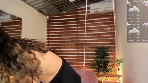 Snapshot of sapphire_venus chatting on 02-27-25, 01:38 Valerin online show from 02-27-25, 01:38