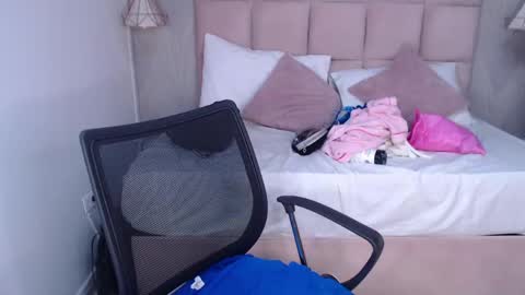 Snapshot of sara_angeelss chatting on 05-27-26, 05:37 Sara... online show from 05-27-26, 05:37
