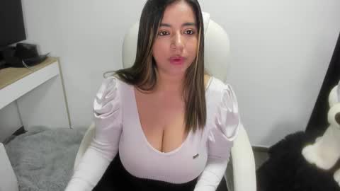 sarah  LIZCANO....... online show from 02-17-25, 10:51