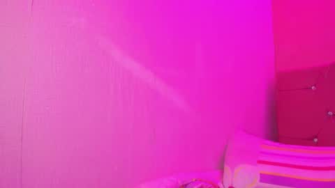 Snapshot of sara_martin18 chatting on 11-01-25, 11:01 sara online show from 11-01-25, 11:01