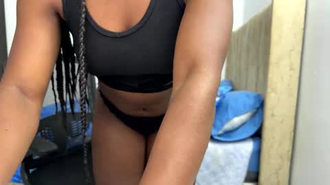 Snapshot of sara_muscle chatting on 03-22-26, 12:03 Sara online show from 03-22-26, 12:03