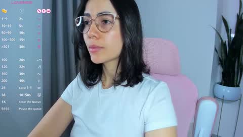 Snapshot of sara_ospina22 chatting on 02-18-26, 11:06 Sara online show from 02-18-26, 11:06